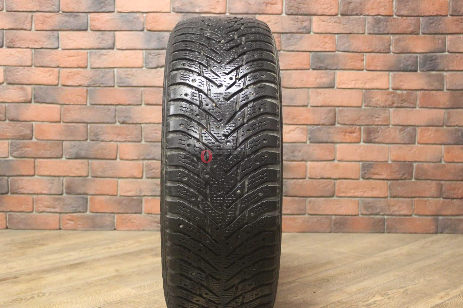 Зимние шипованные шины R17 235/65 Nokian Tyres Hakkapeliitta 8 бу (4-5 мм.) остаток шипов 0-25%