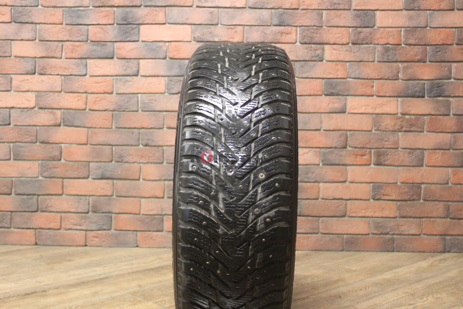 Зимние шипованные шины R17 235/65 Nokian Tyres Hakkapeliitta 8 бу (6-7 мм.) остаток шипов 70-100%