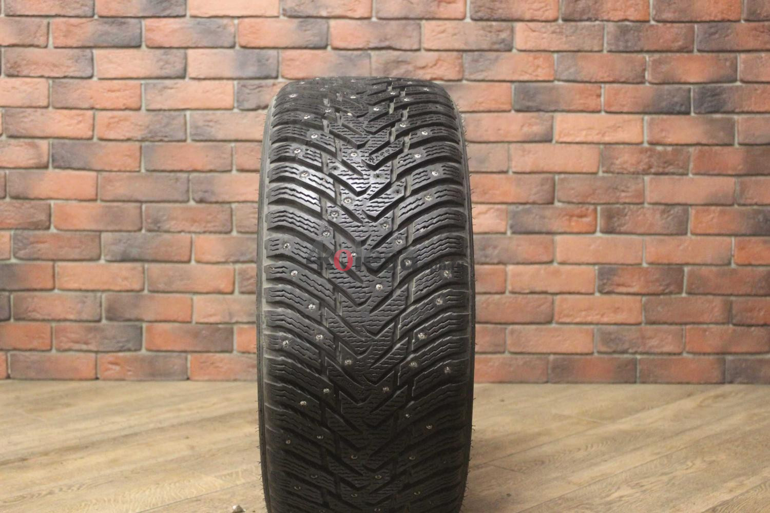 Зимние шипованные шины R18 245/40 Nokian Tyres Hakkapeliitta 8 бу (8-9 мм.) остаток шипов 70-100%