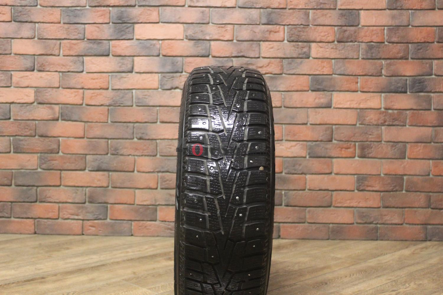 Зимние шипованные шины R16 215/65 Roadstone Winguard Win Spike бу (4-5 мм.) остаток шипов 25-49%
