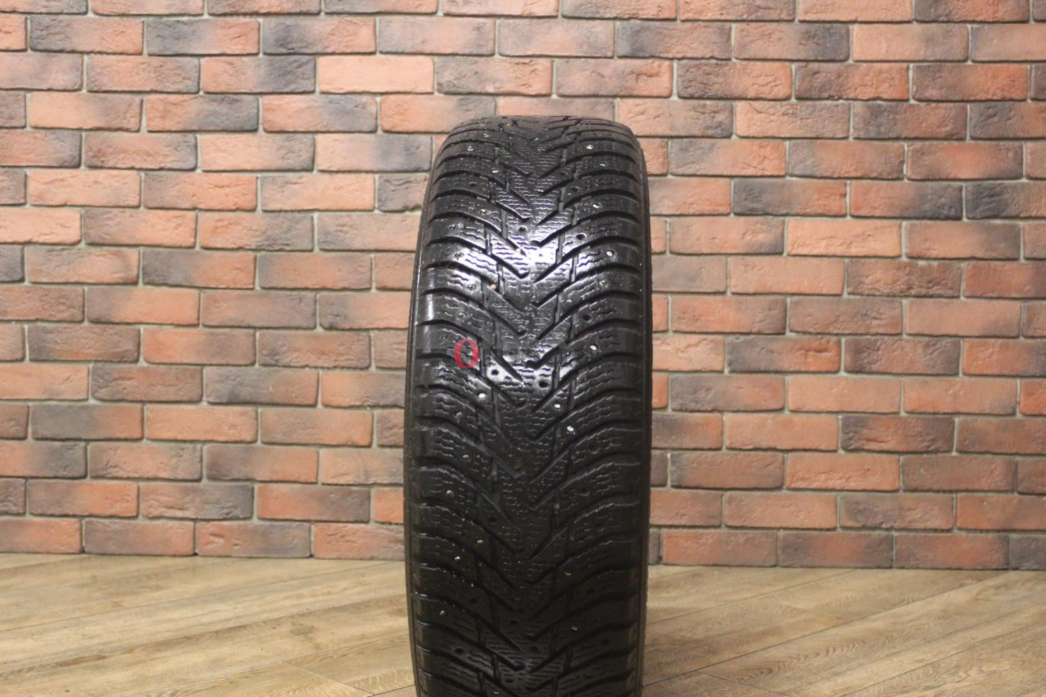 Зимние шипованные шины R17 225/65 Nokian Tyres Hakkapeliitta 8 бу (4-5 мм.) остаток шипов 0-25%