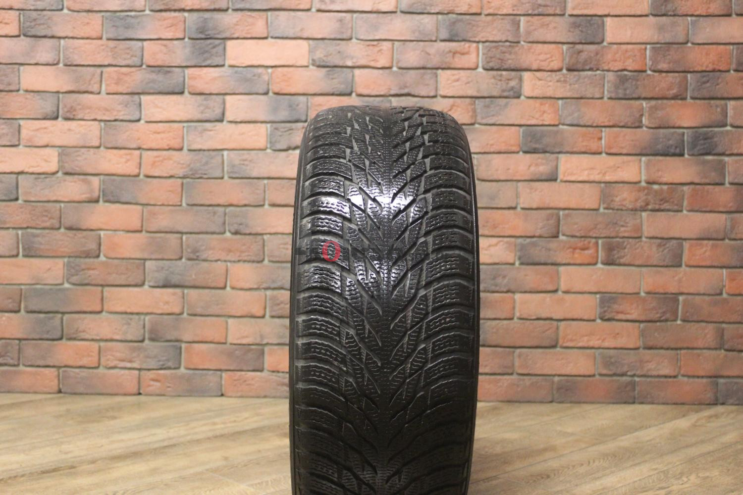 Зимние нешипованные шины R17 235/55 Nokian Tyres Hakkapeliitta R3 бу Лип. (4-5 мм.)