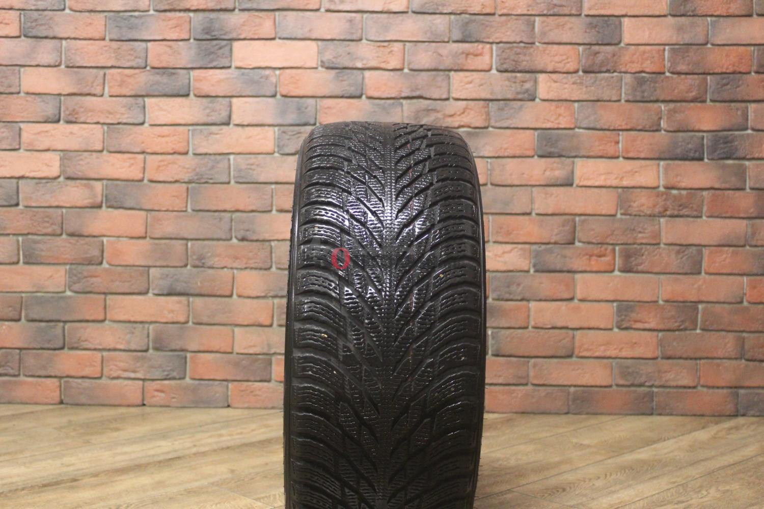 Зимние нешипованные шины R18 235/45 Nokian Tyres Hakkapeliitta R3 бу Лип. (4-5 мм.)