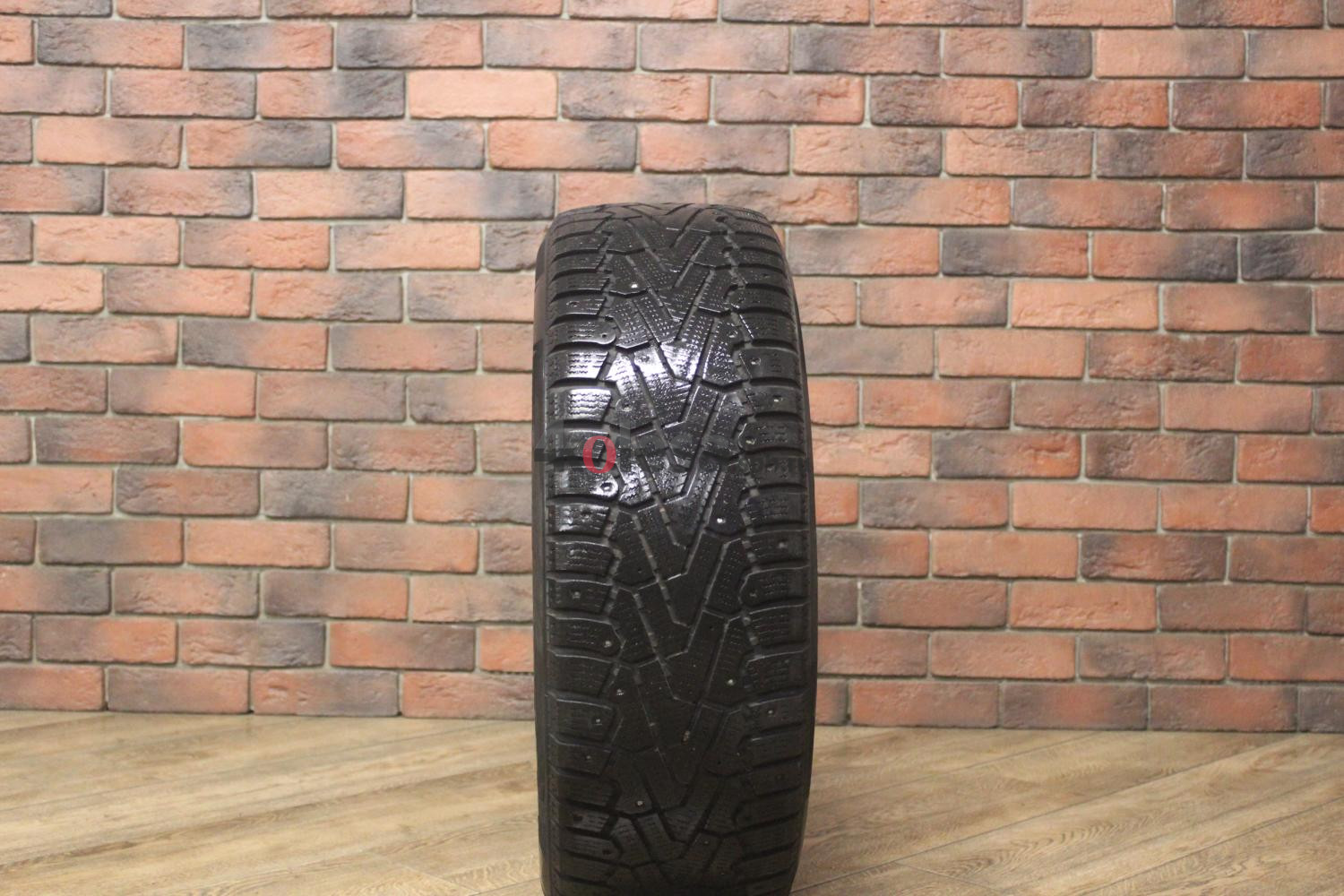 Зимние шипованные шины R17 215/60 Pirelli Ice Zero бу (4-5 мм.) остаток шипов 0-25%