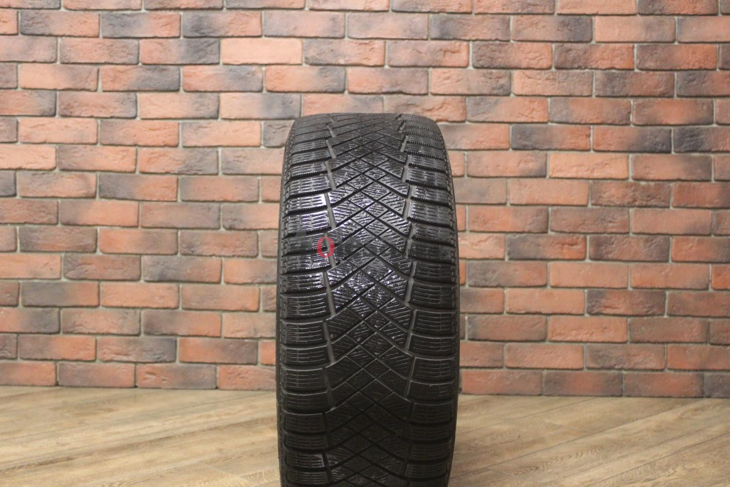 Зимние нешипованные шины R18 235/45 Pirelli Ice Zero FR бу Лип. (4-5 мм.)